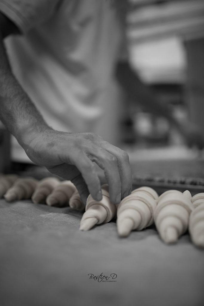 Préparation de croissants dans la boulangerie pâtisserie Qu4tre-Qu4rts